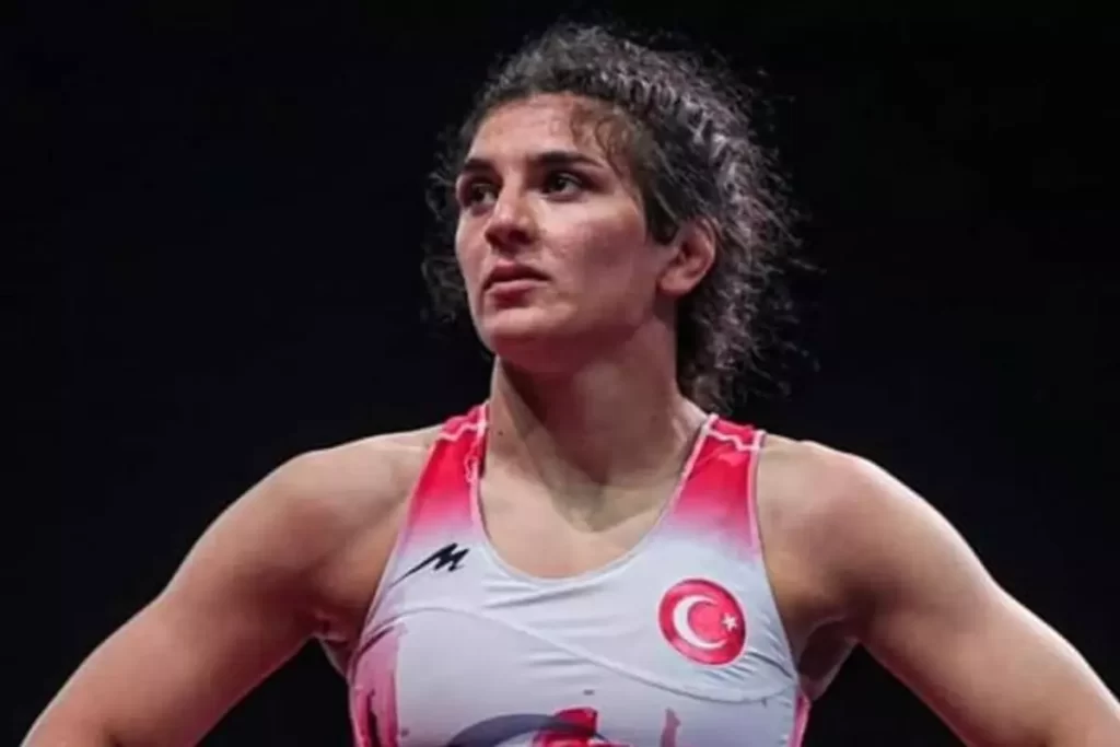Milli güreşçi Nesrin Baş, dünya ikinciliğiyle gururlandırdı