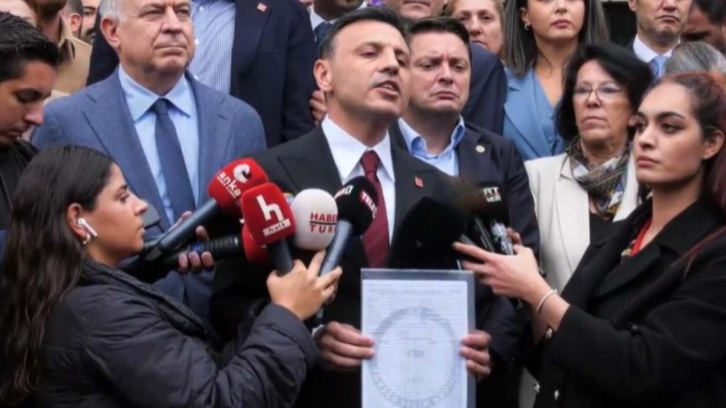 Özgür Çelik, CHP İstanbul İl Başkanı olarak mazbatasını aldı