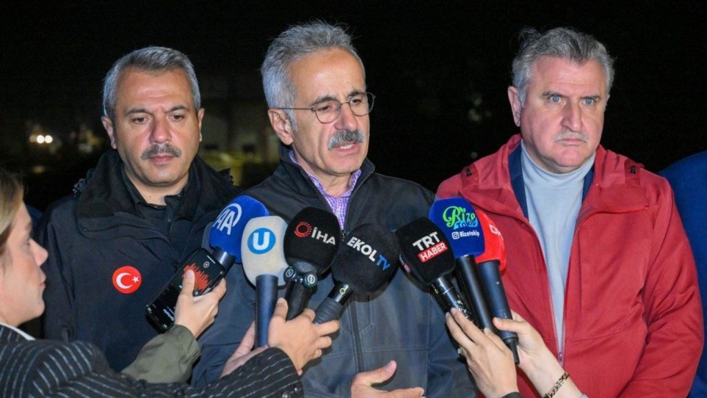 Rize’deki sel sonrası ulaşım ve altyapı çalışmaları hızlandı