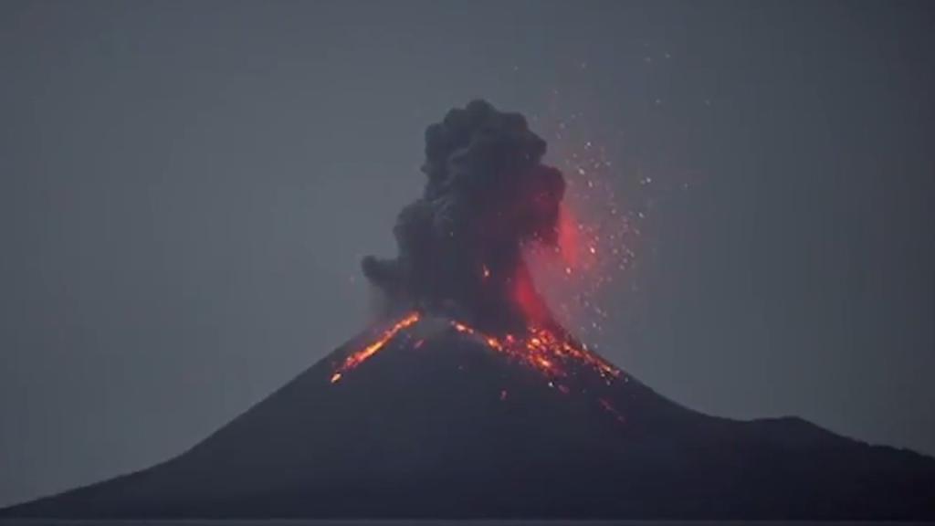 Semeru Yanardağı’nda Yeni Patlama ve Uyarılara Dikkat