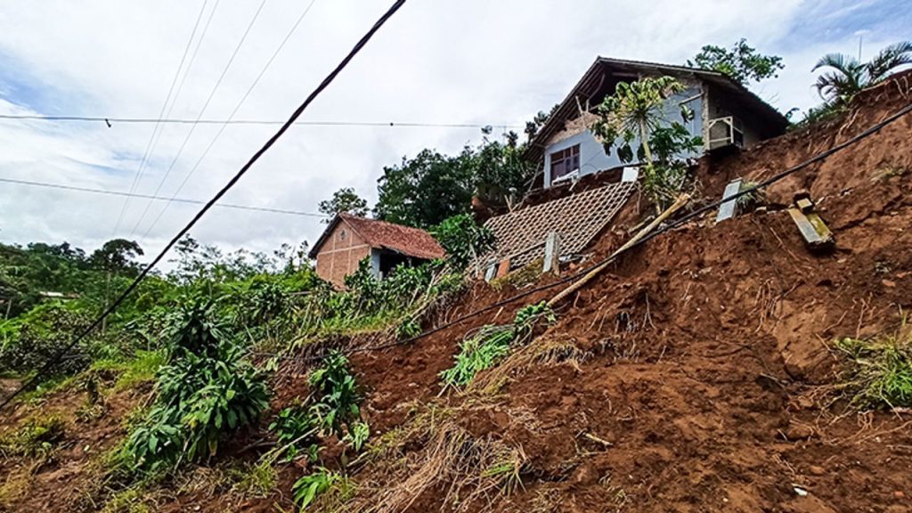 Şiddetli Yağışlar Toprak Kaymasını Tetikledi: Köy Yok Oldu