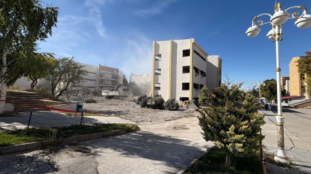 Sivas Cumhuriyet Üniversitesi’nde yemekhane yıkımına başlandı