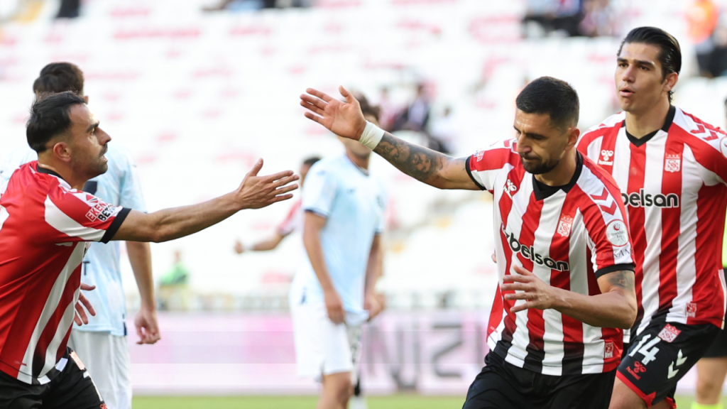 Sivasspor Adana Demirspor Maçında İlk Yarı Skoru 1-0 Oldu