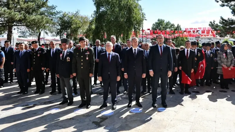 Sivas’ta Gaziler Günü’nde anlamlı çelenk sunma töreni