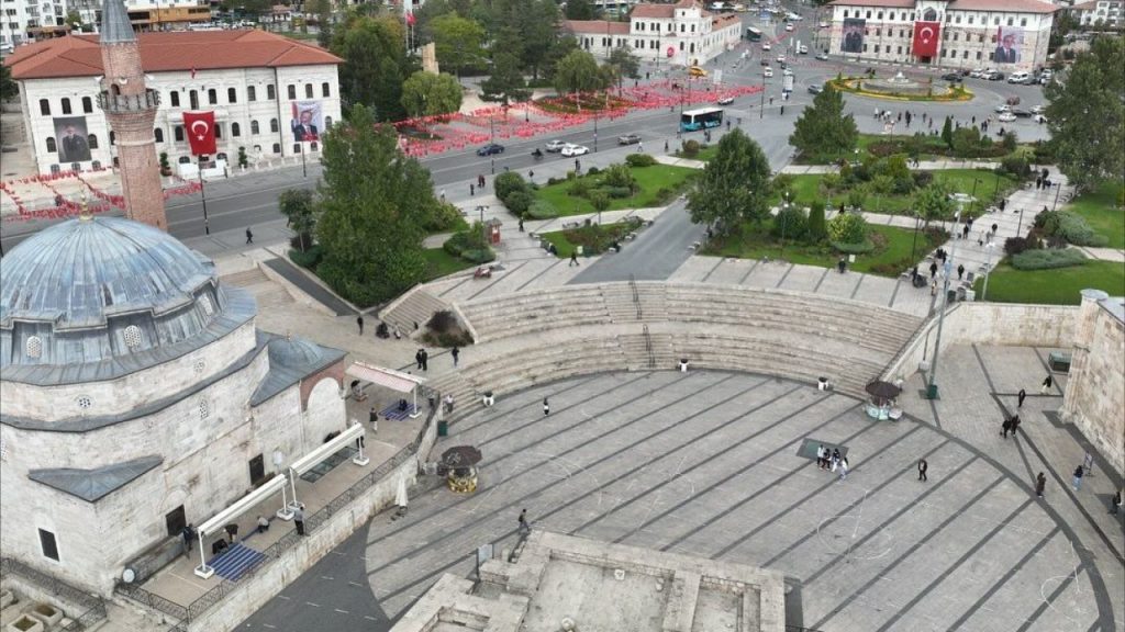 Sivas’ta Tarihi Meydanın Zemin Yenileme Çalışmaları Başlıyor