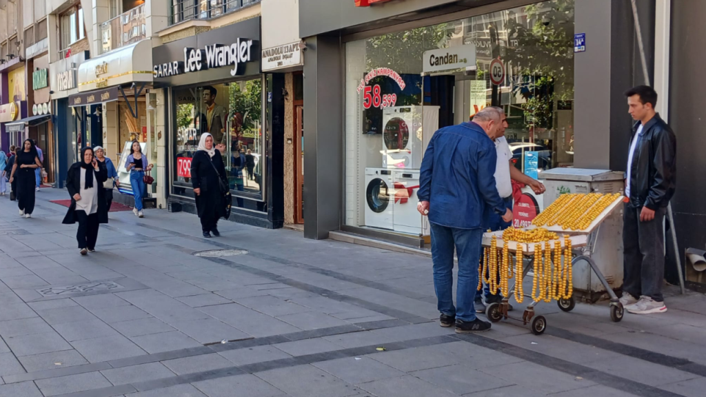 Sonbaharda Alıç Meyvesi Sivas Sokaklarında Satışta