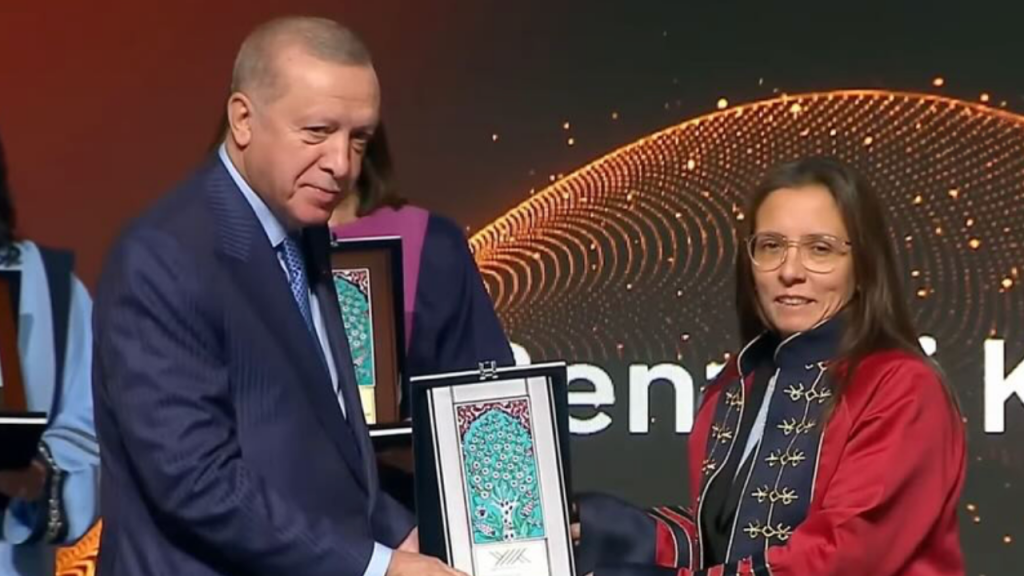 2025-2026 Yükseköğretim Açılış Töreninde Başarılı Akademisyen Ödüllendirildi