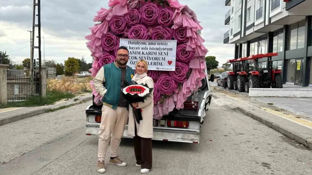 Akyurt’ta eşine dev çiçekle özür sürprizi