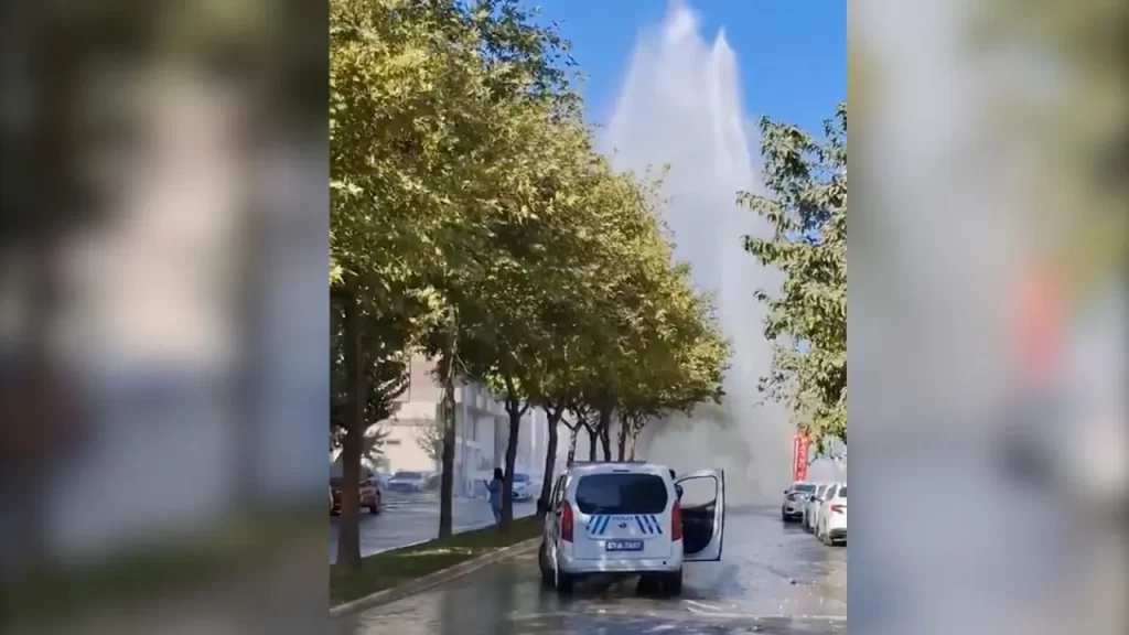 Atağent Mahallesi’nde yer altı borusu patladı, tazyikli su metrelerce yükseldi