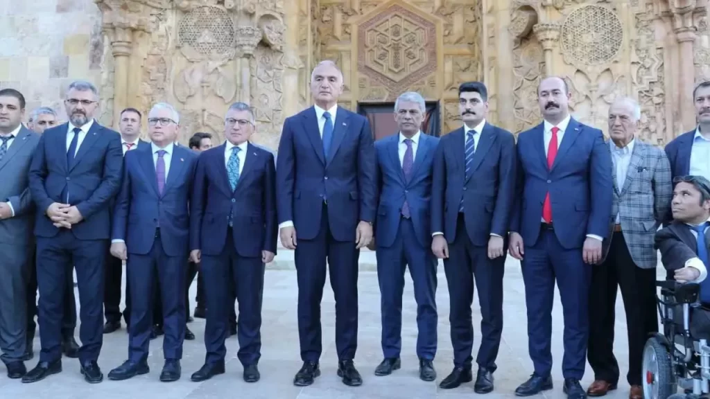 Bakan Ersoy Divriği’ni ziyaret etti, UNESCO eserlerini inceledi