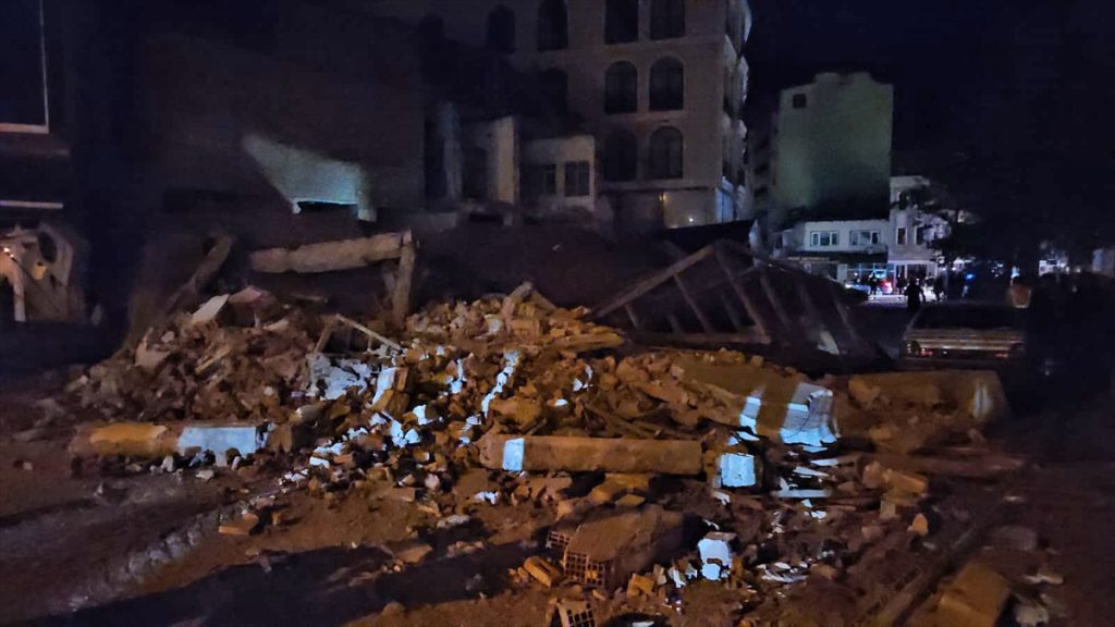 Balıkesir Sındırgı’da 6,1 büyüklüğünde deprem meydana geldi