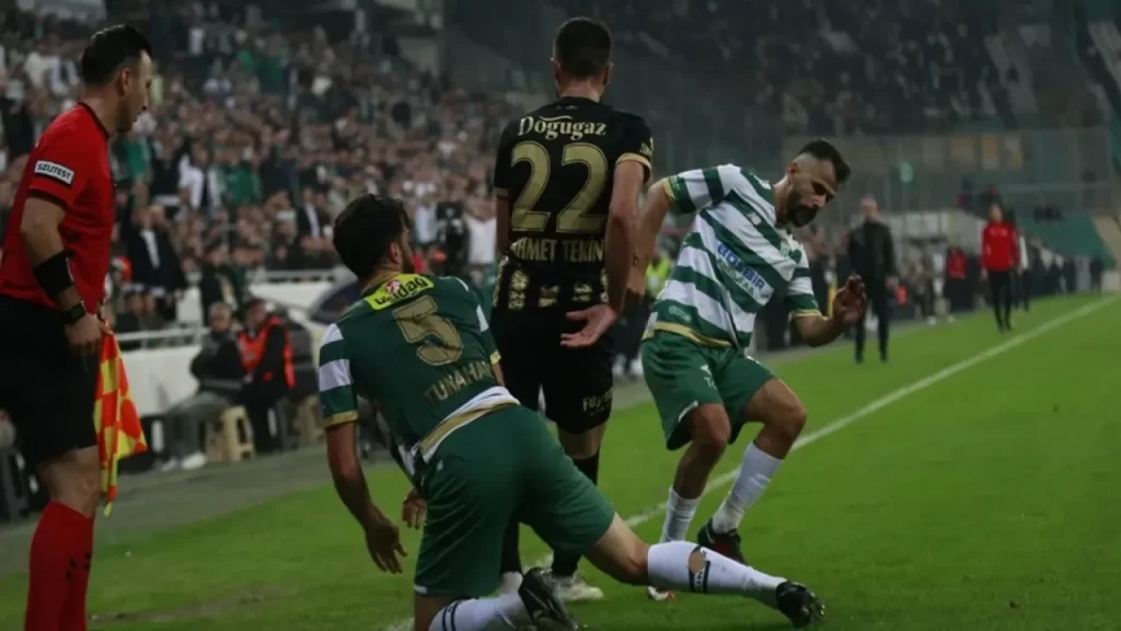 Bursaspor’a Disiplin Cezası: Saha Kapama ve Uyarı