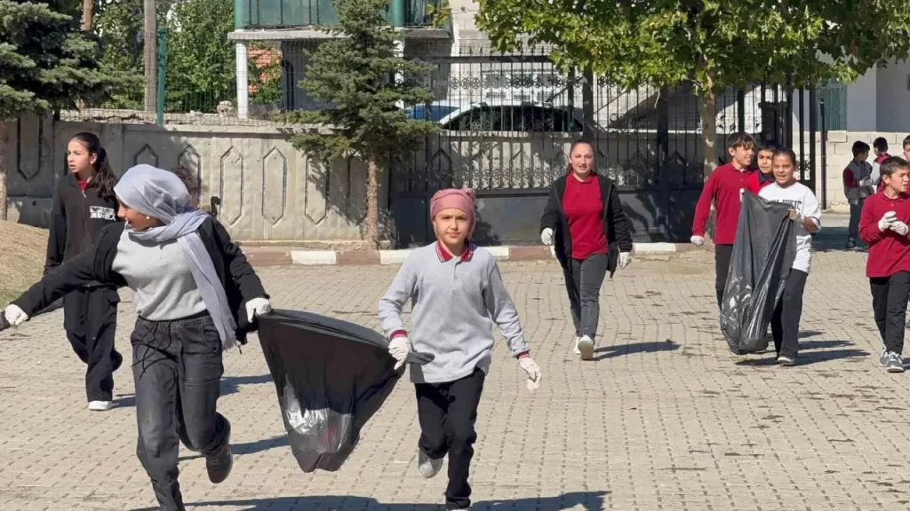 Çocuklardan Doğayı Koruma Kampanyası: Çiçekli Köyünde Temizlik Hareketi