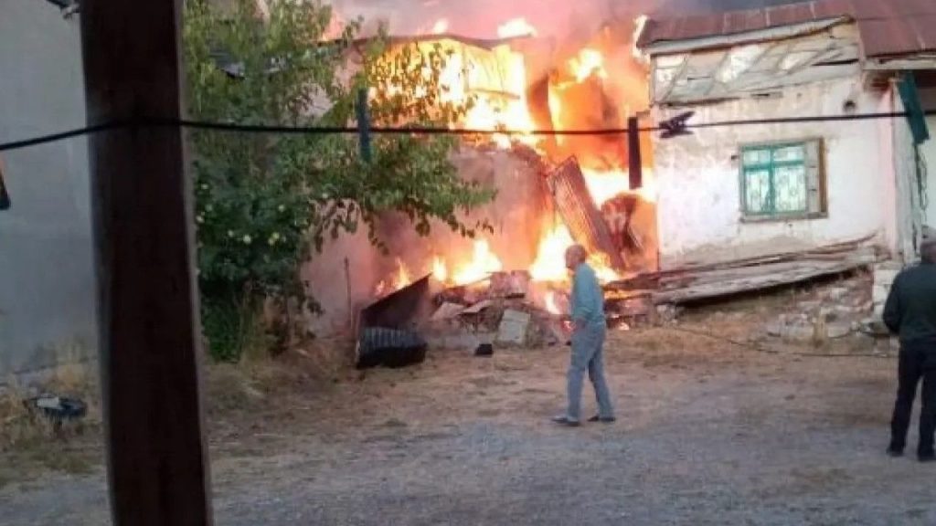 Deliktaş Köyünde Korkutan Yangın Kontrol Altına Alındı