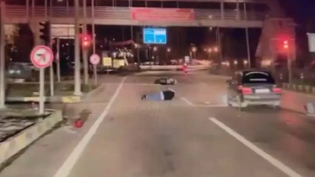 Demirçelik Kavşağı’nda Trafik Kazası: Otomobil ve Motosiklet Çarpıştı