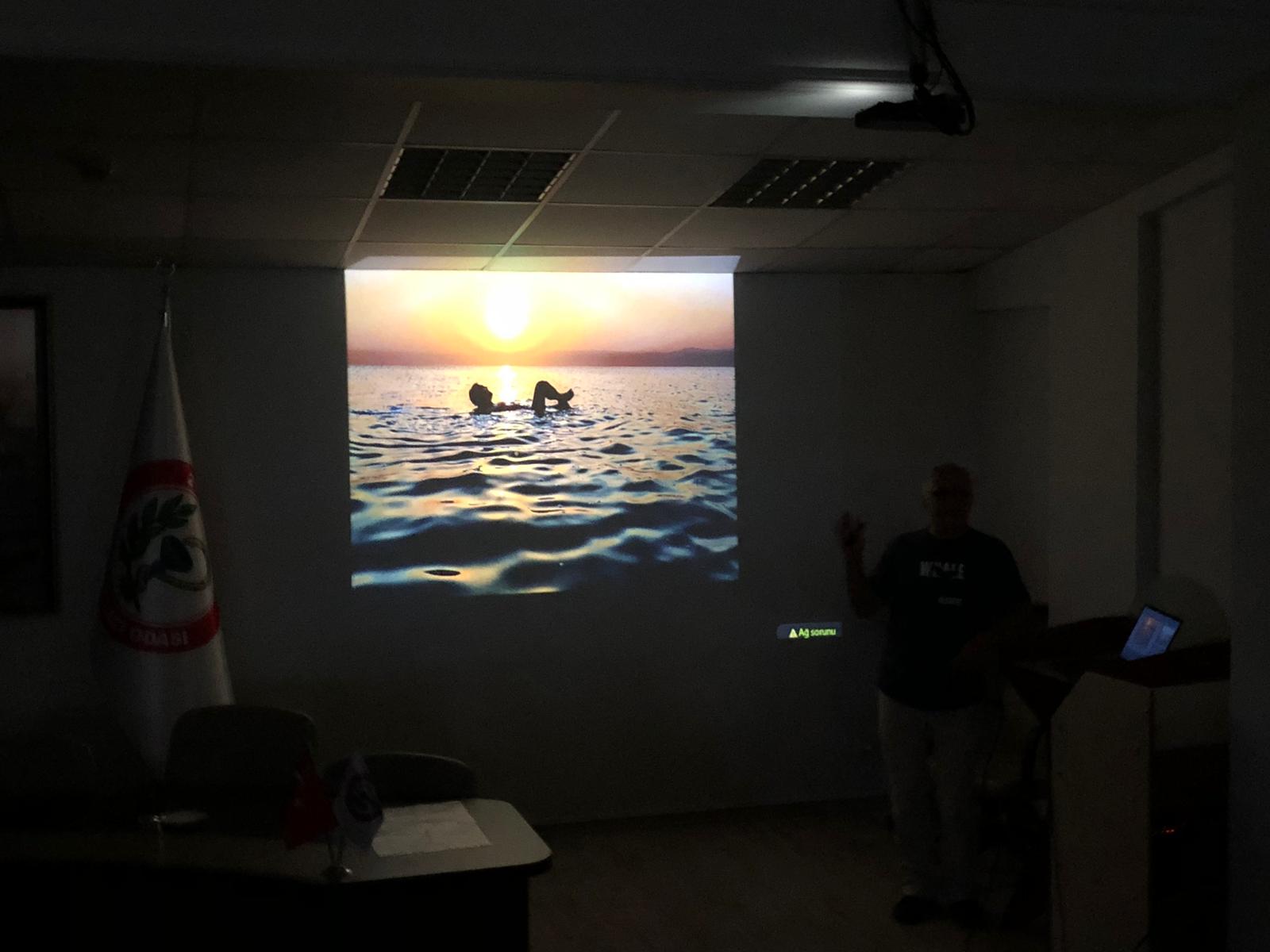 Aydın Aile Hekimleri Derneği Eğitim Şubesi'nin düzenlediği “Dünyanın Diğer Yarısı” fotoğraf sunumu ve söyleşisi, Aydın Eczacı Odası Konferans Salonu’nda gerçekleştirildi.