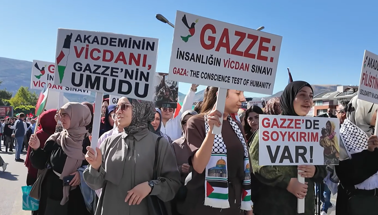 Yükseköğretim Kurulu Başkanı Erol Özvar, Amasya’daki Filistin destek yürüyüşüne katıldı