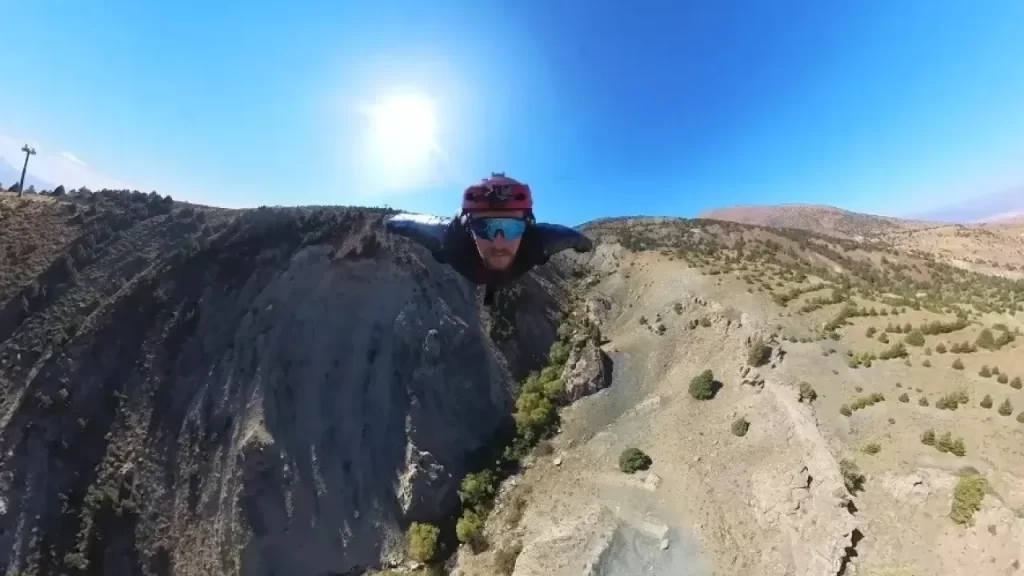 Erzincan’da Wingsuit Pilotu Michael Moranmm ve Tandem Pilot Ayşenur Katırcı’nun Heyecanlı Gösterisi
