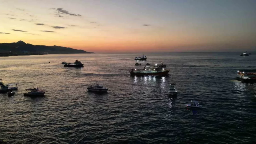 Filistin’e Destek Yürüyüşü ve Denizden Gösteri