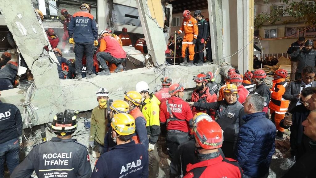 Gebze’deki bina çöktü: 1 sağ, 4 ölü, ekipler yoğun çalışma sürdürüyor