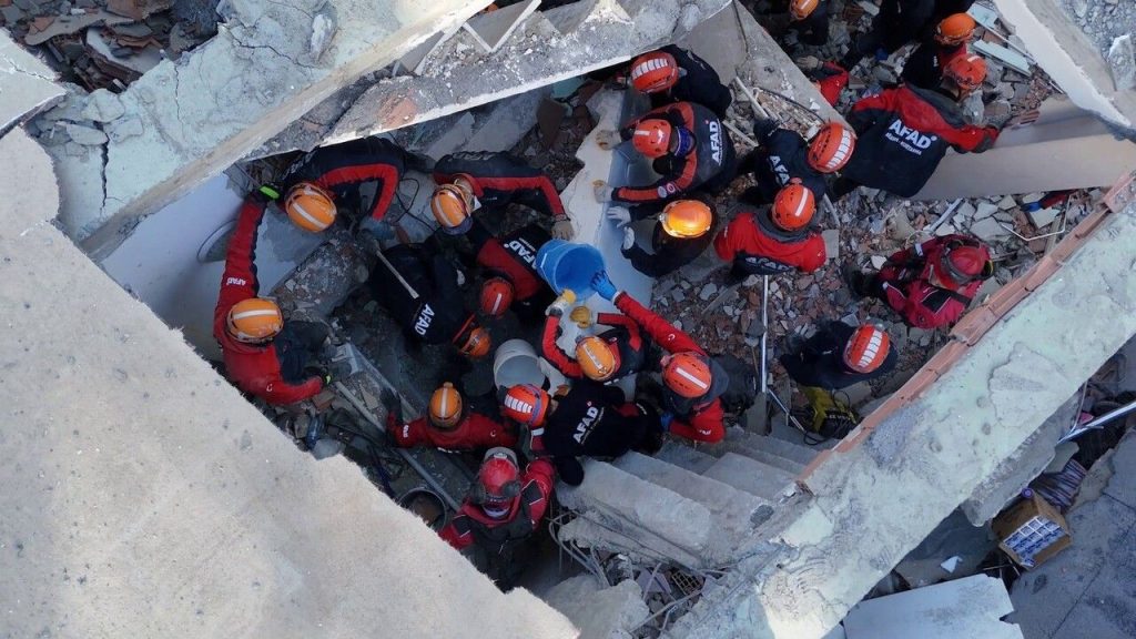 Gebze’deki bina çöktü: 2 kişi yaşamını yitirdi, kurtarma çalışmaları sürüyor