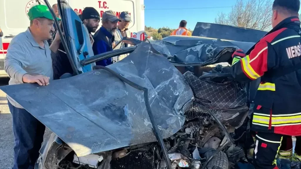 Gülnar’da otomobil ve midibüs çarpıştı: 4 ölü, 14 yaralı