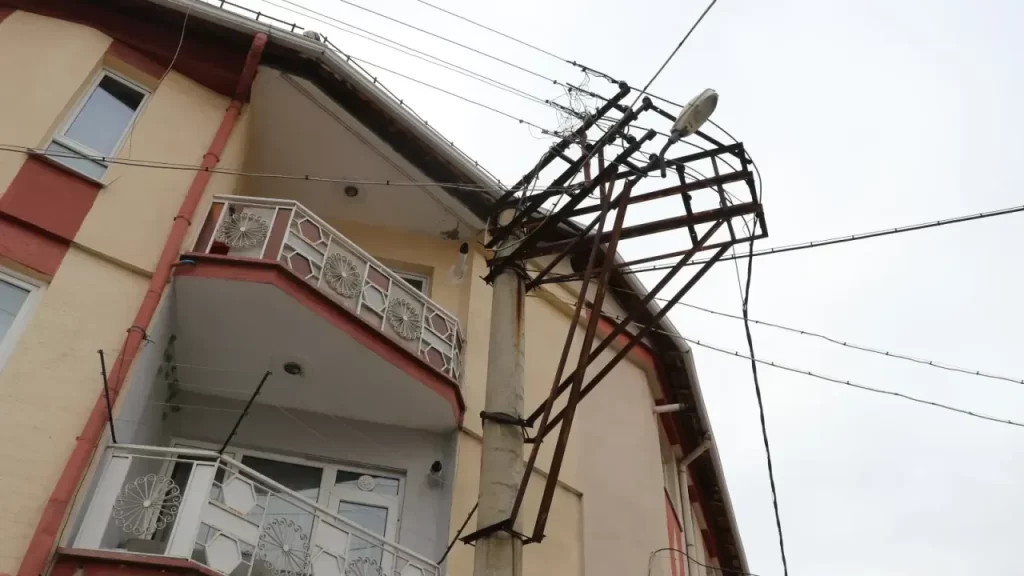 Gülyurt Mahallesi’ndeki Elektrik Direği Güvenlik Tehdidi Oluşturuyor