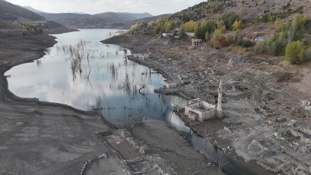 Hafik’te Pusat-Özen Barajı’nın su seviyesi alarma geçirdi