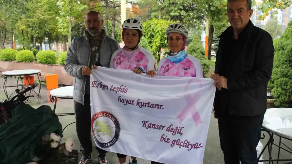 İki kadın, meme kanseri farkındalığı için pedal çevirdi