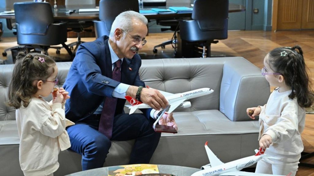 İkiz kardeşler Ulaştırma Bakanlığı’nda uçak sevinci yaşadı