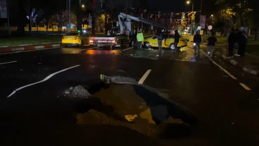 İstanbul’da Çukur Gölgesinde Takla atan Taksi Kazası