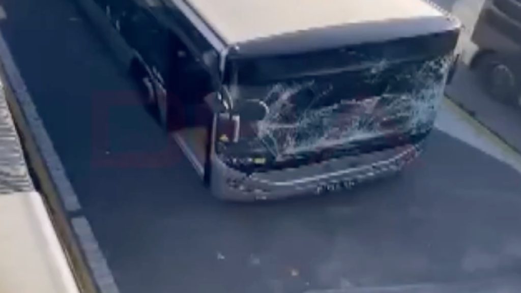 İstanbul’da Metrobüs Kazası: Bir Araç Arkadan Çarptı