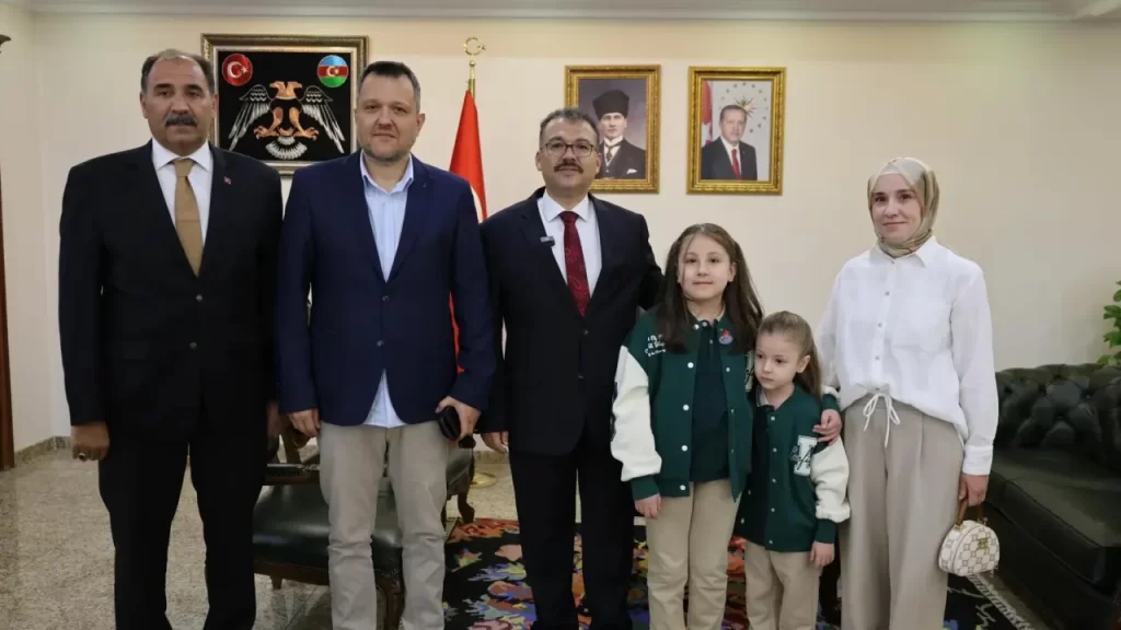 İstiklal Marşı’na saygı duruşu ve öğretmenlerin desteği