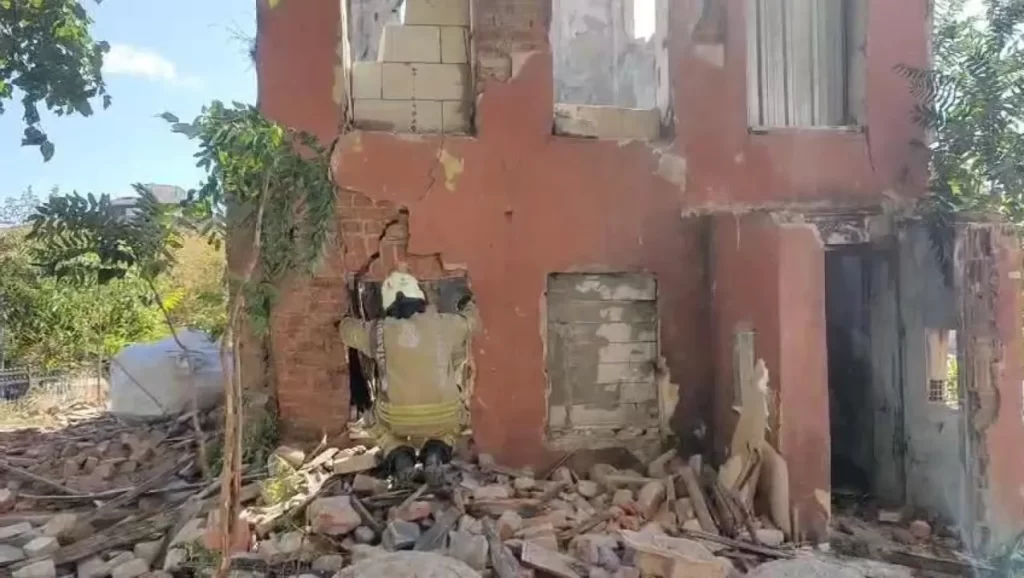 İzmir’de Metruk Bina Çöktü: Arama ve Kurtarma Çalışmaları Devam Ediyor