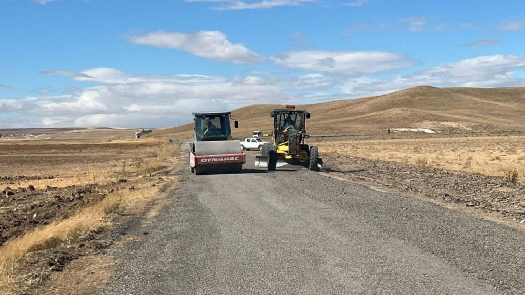 Kangal’da Yol Çalışmalarıyla Ulaşım Standartları Artıyor
