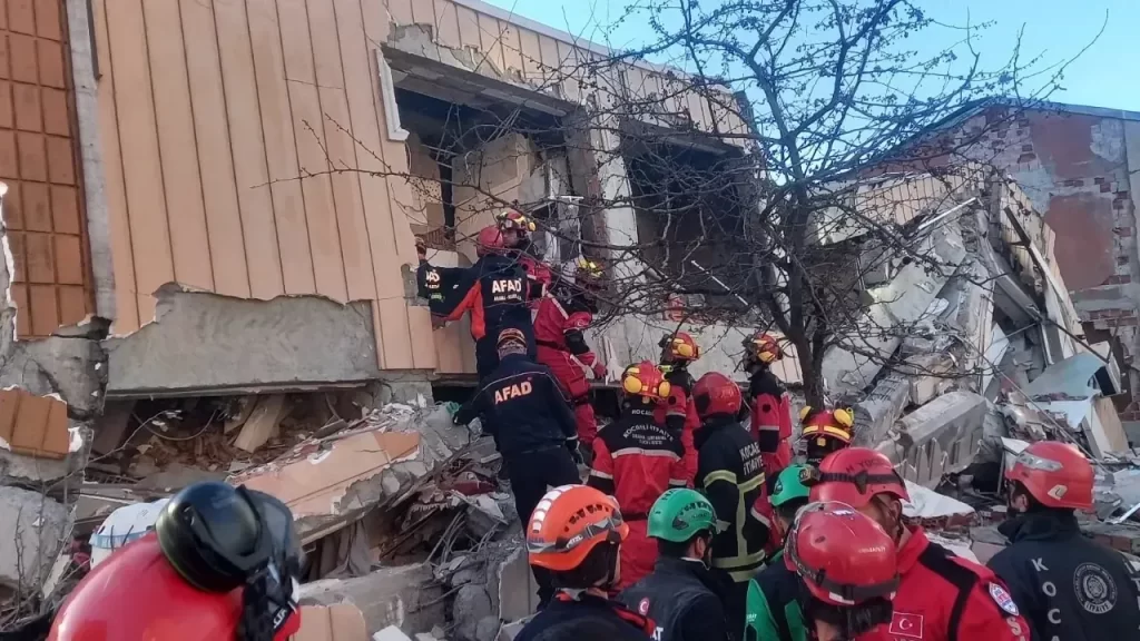 Kocaeli Gebze’de binanın çökmesi sonrası kurtarma çalışmaları devam ediyor