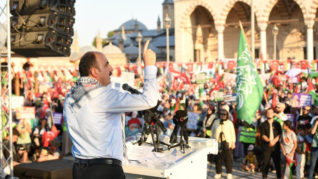 Konya’da Gazze Katliamına Karşı Yürüyüş ve Kırmızı Işık Gösterisi