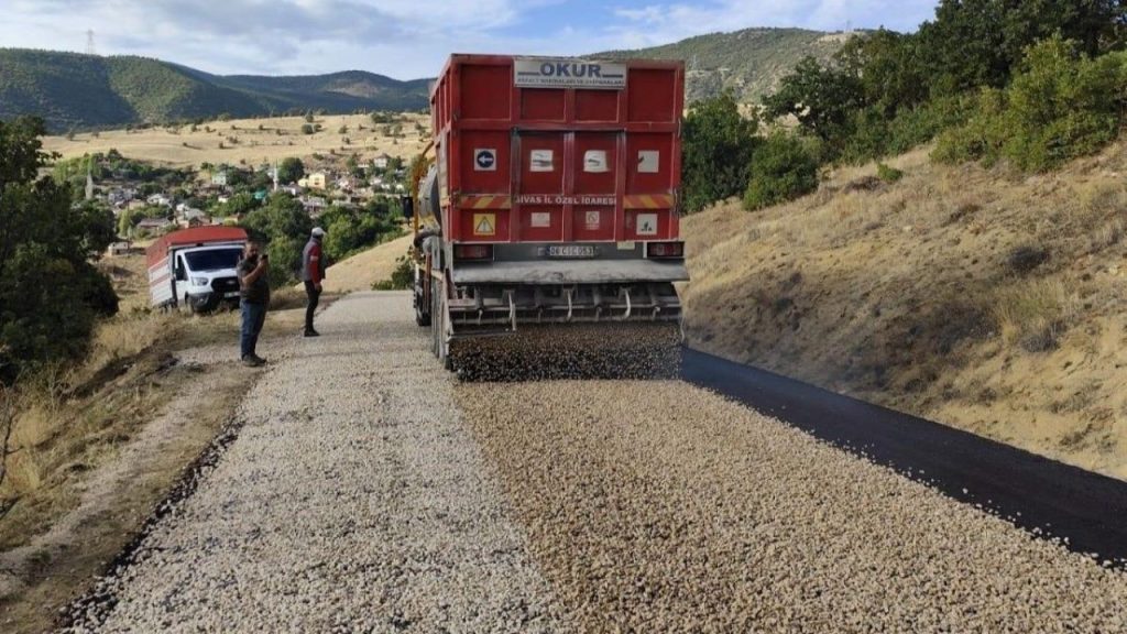 Koyulhisar’da Köy Yollarına Asfalt Seferberliği
