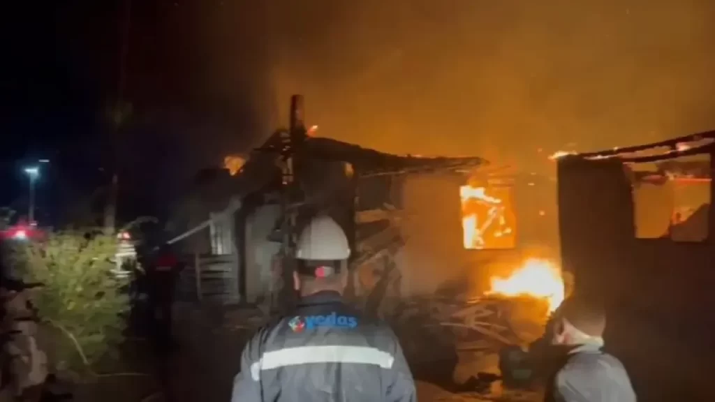 Kozveren’de gece çıkan yangında 3 ev kullanılamaz hale geldi