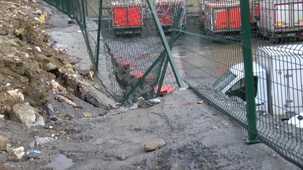 Küçükçekmece’de Yağmur ve Yağış Sonrası İstinat Duvarı Çöktü