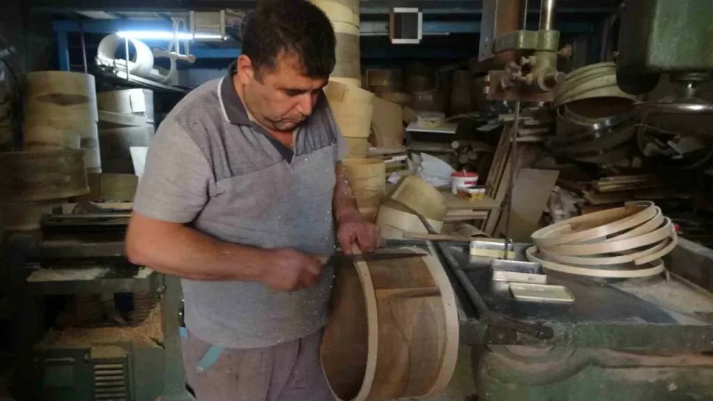 Malatya’da Ceviz Ağacından Geleneksel Davul Üretimi Devam Ediyor