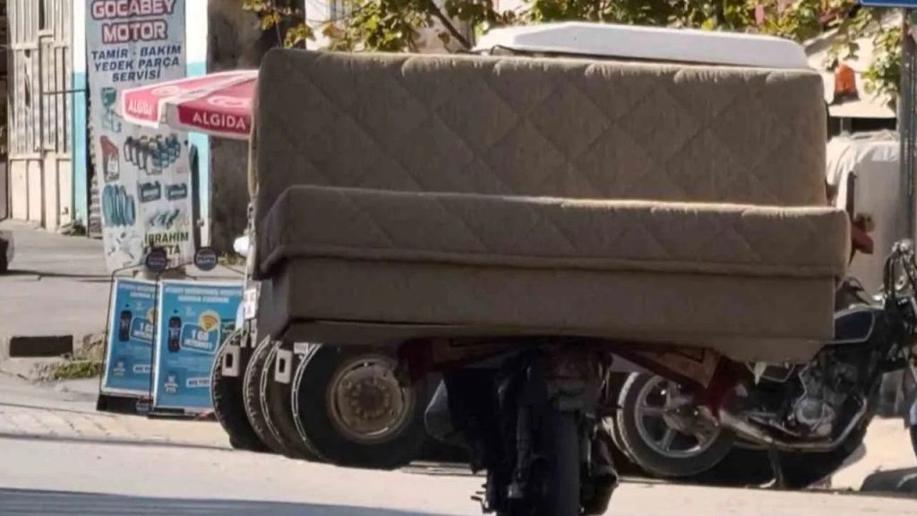 Motosikletli sürücü, koltuk takımıyla trafiğe çıktı