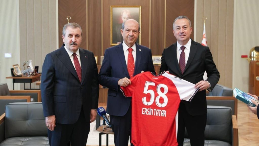 Mustafa Destici ve Cumhurbaşkanı Tatar KKTC temaslarında buluştu