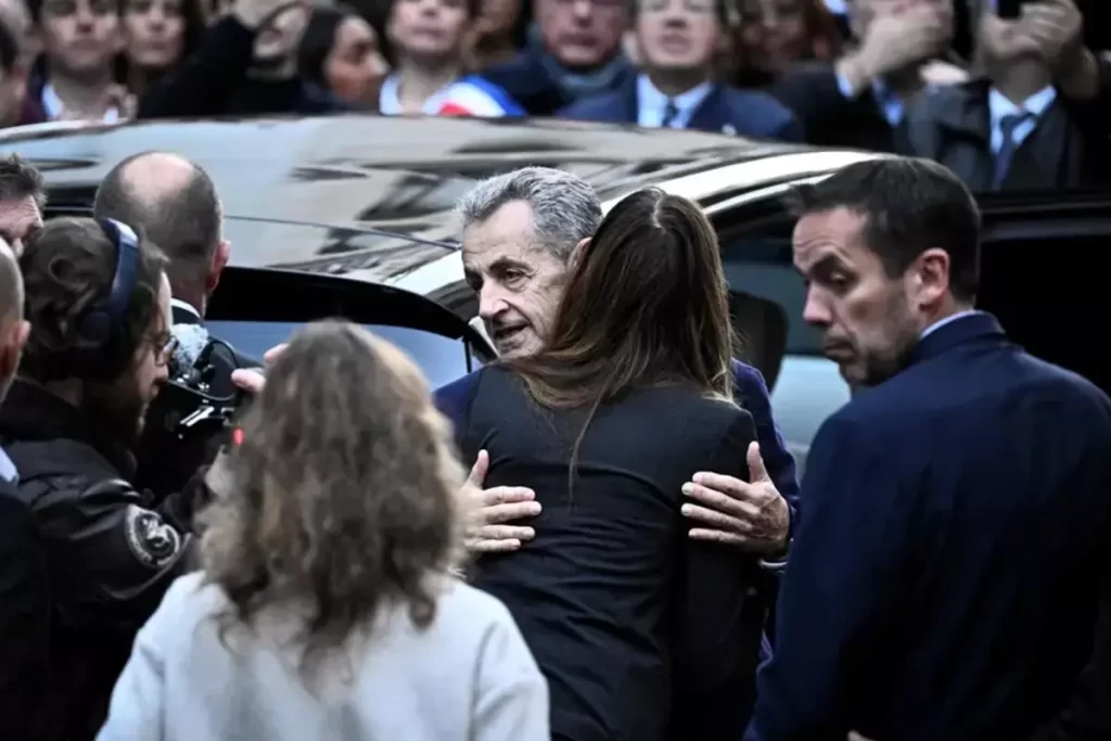 Nicolas Sarkozy yolsuzluk davasıyla La Santé Cezaevi’ne girdi