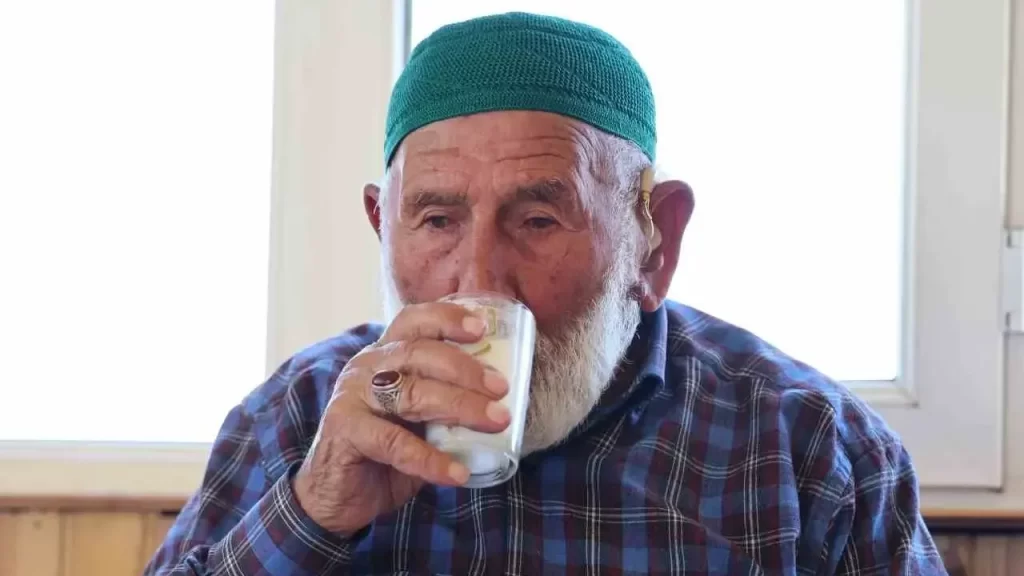 Sağlıklı Yaşayan 95 Yaşındaki Mahmut Şimşek’in Sırrı Süt ve Yoğurt