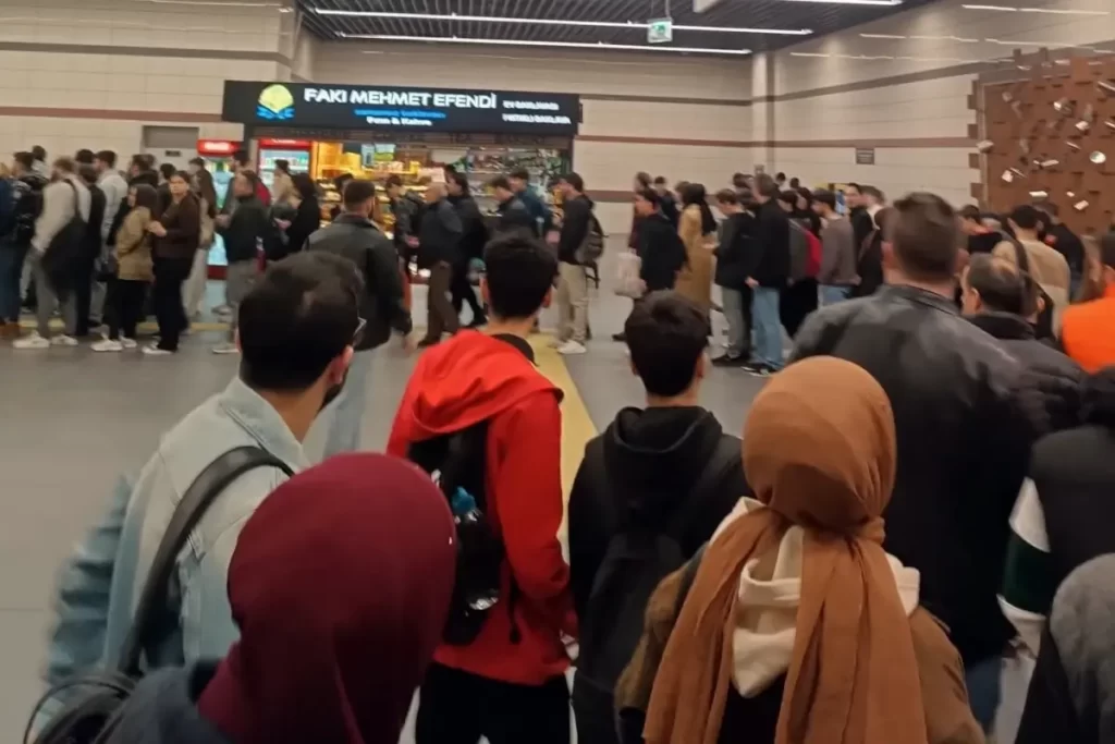 Samandıra metrosundaki yetersiz turnike sorunu çözüm bekliyor
