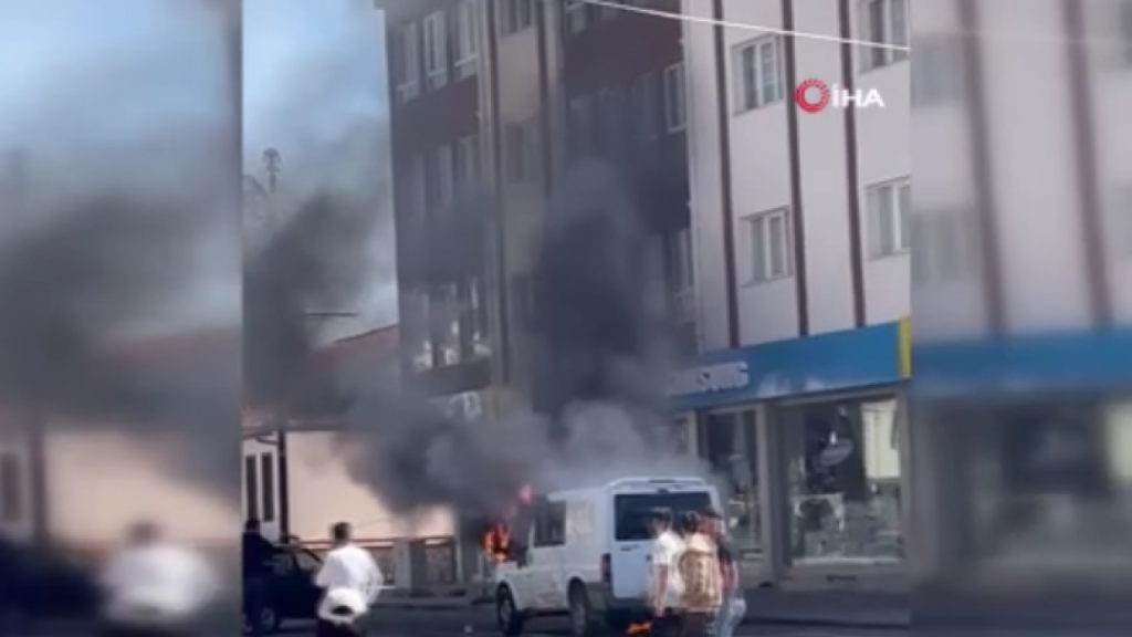 Şarkışla’da minibüs yangını sonrası park ve çevresi güvenlik altına alındı