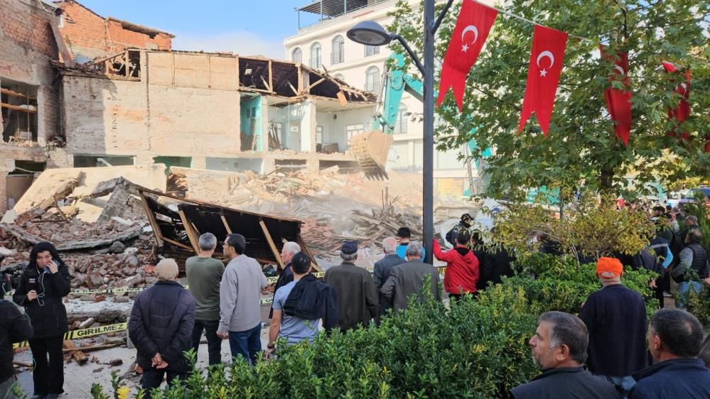 Sındırgı’da Deprem Sonrası Arama ve Hasar Tespit Çalışmaları Sürüyor