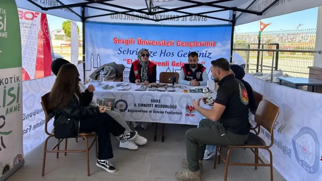 Sivas Emniyet Müdürlüğünden Öğrencilere Terör ve Güvenlik Semineri