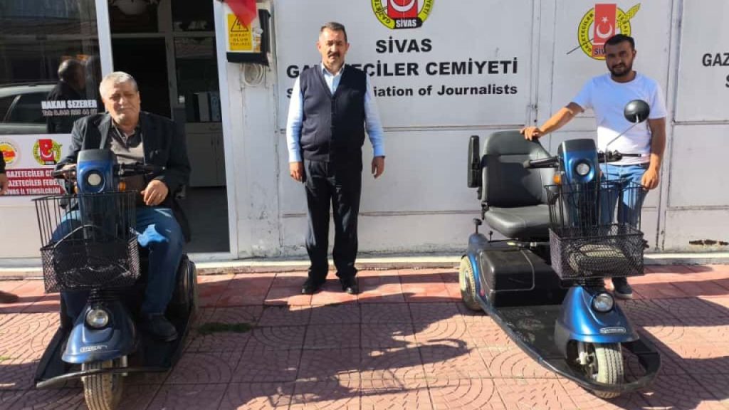 Sivas Gazeteciler Cemiyeti Engelli Bireylere Akülü Araç Bağışı Yapıldı